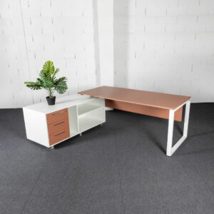 Bureau individuel MIRA avec crédence