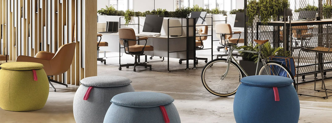 Espace de travail design avec mobilier acoustique, cloisons séparatrices et décoration végétale
