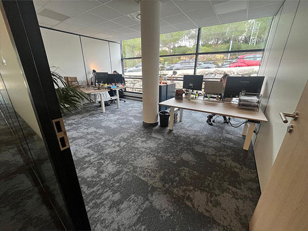 Bureau individuel avec postes de travail