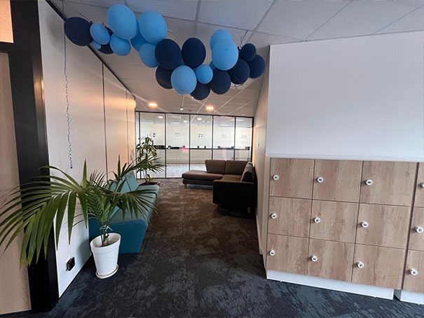 Espace lounge du personnel avec canapés et casiers