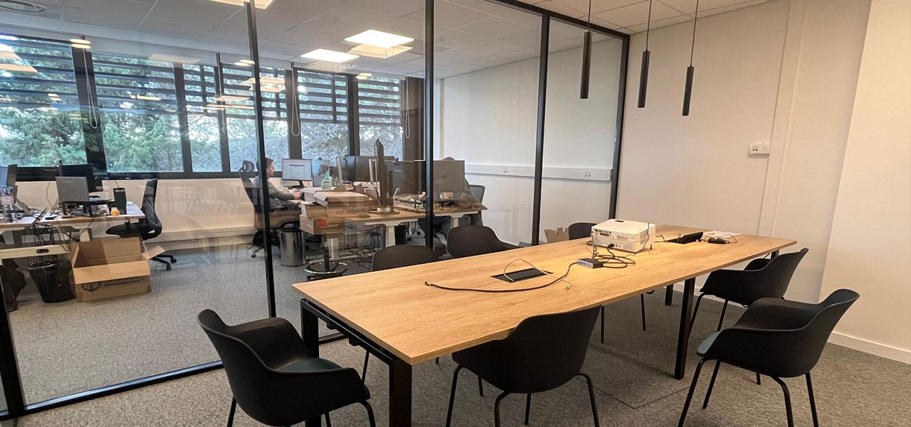 Espace de réunion avec luminaires