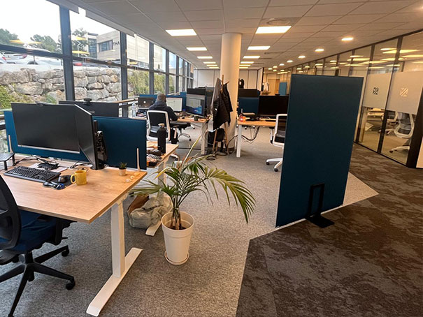 Open space avec bureaux ergonomiques