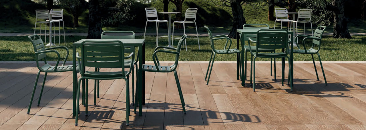 Chaises extérieures professionnelles sur une terrasse ensoleillée - mobilier outdoor Burostock