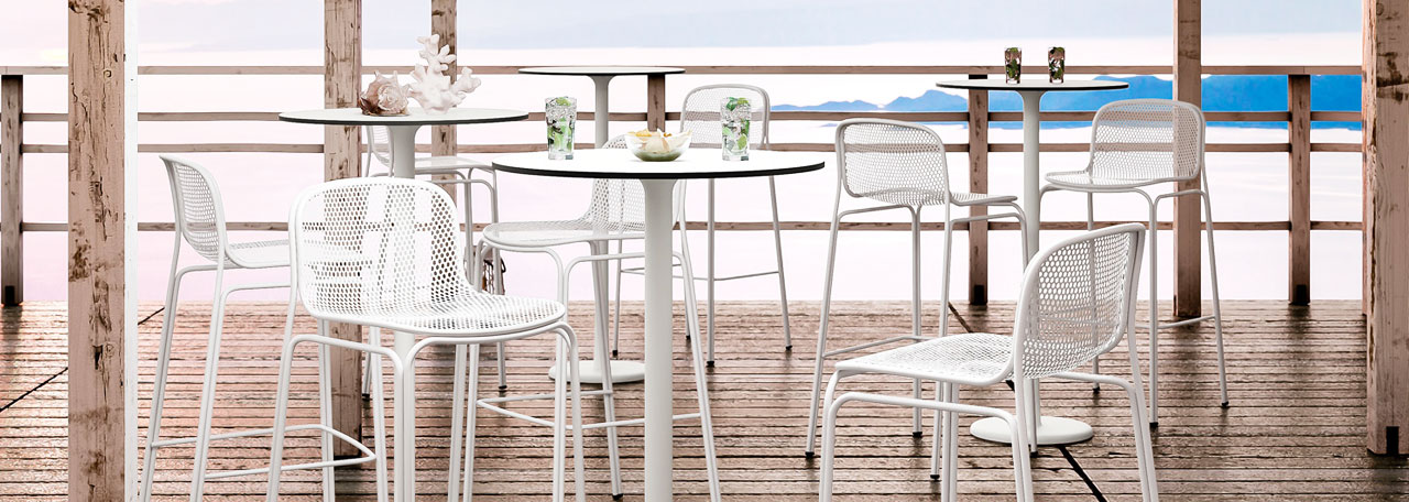 Table haute pour extérieur sur terrasse de restaurant