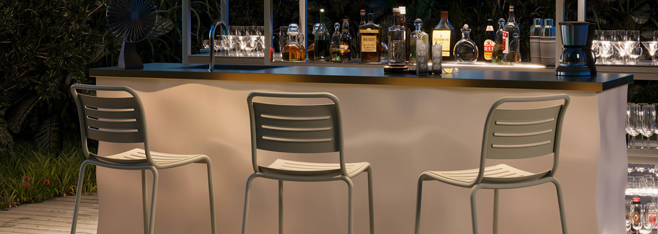 Chaises hautes extérieur devant un bar sur terrasse de restaurant