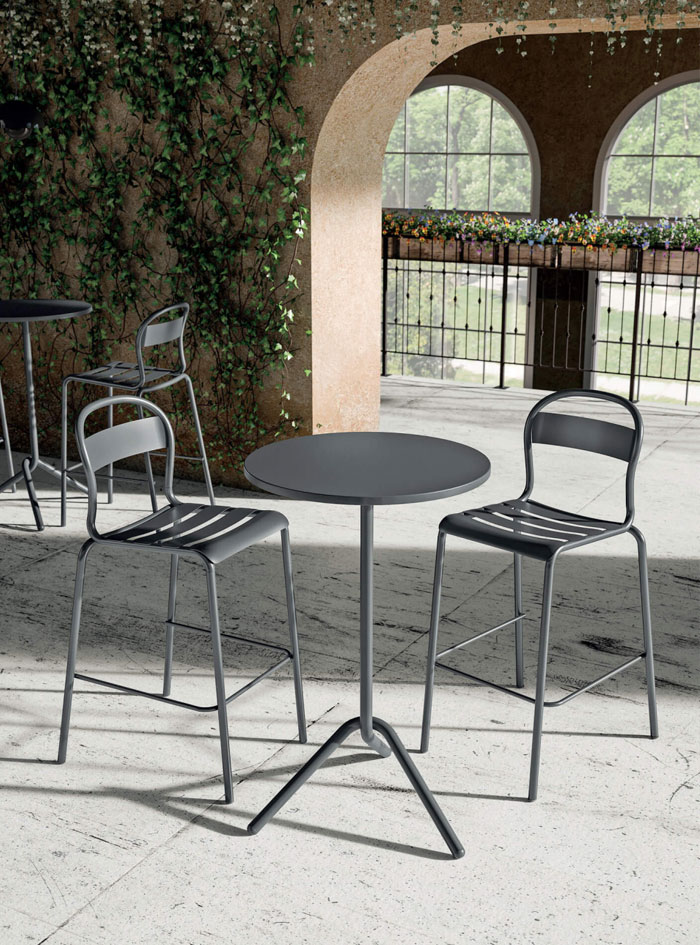 Table extérieure haute ronde avec assises métal en terrasse
