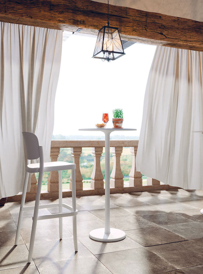 Table haute blanche en terrasse