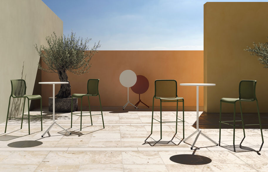 Tables hautes pliantes pour aménagement en extérieur