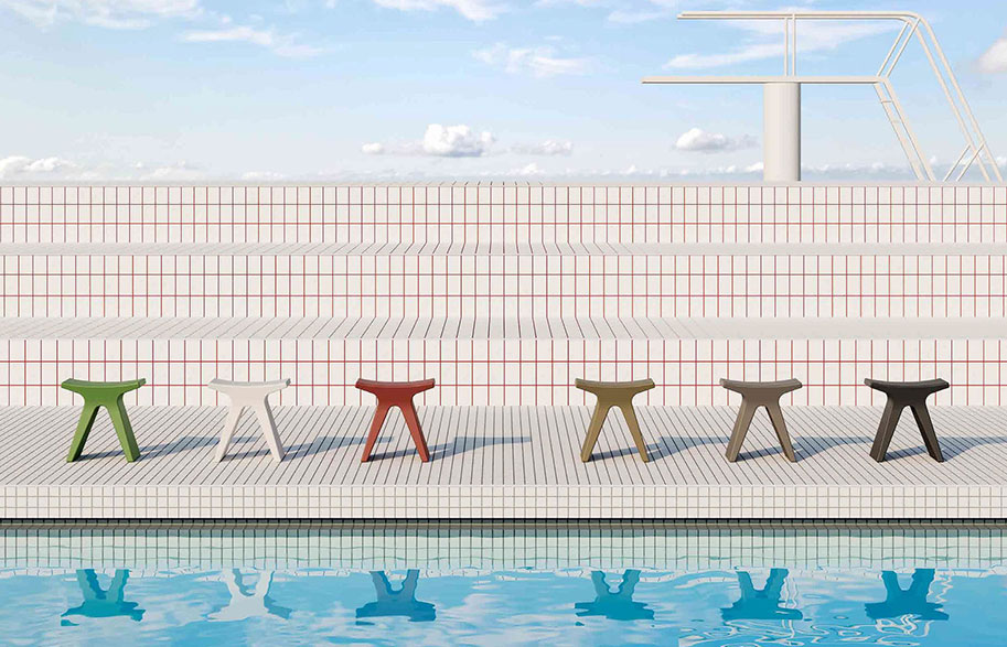 Bancs d'extérieur au bord d'une piscine