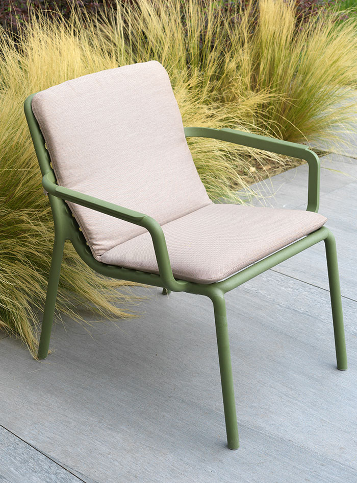 Fauteuil bas structure polypropylène et coussin en tissu Acrylique Sunbrella®