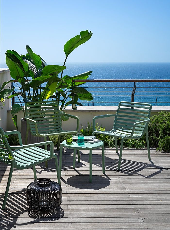 Fauteuils bas et table basse sur balcons d'hôtel
