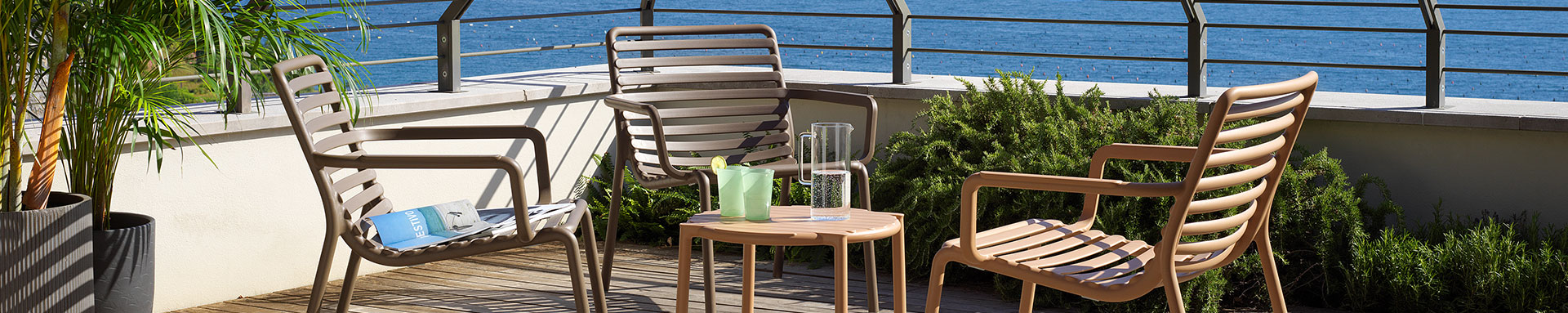 Fauteuils bas Nardi Doga Relax sur rofftop d'hotel