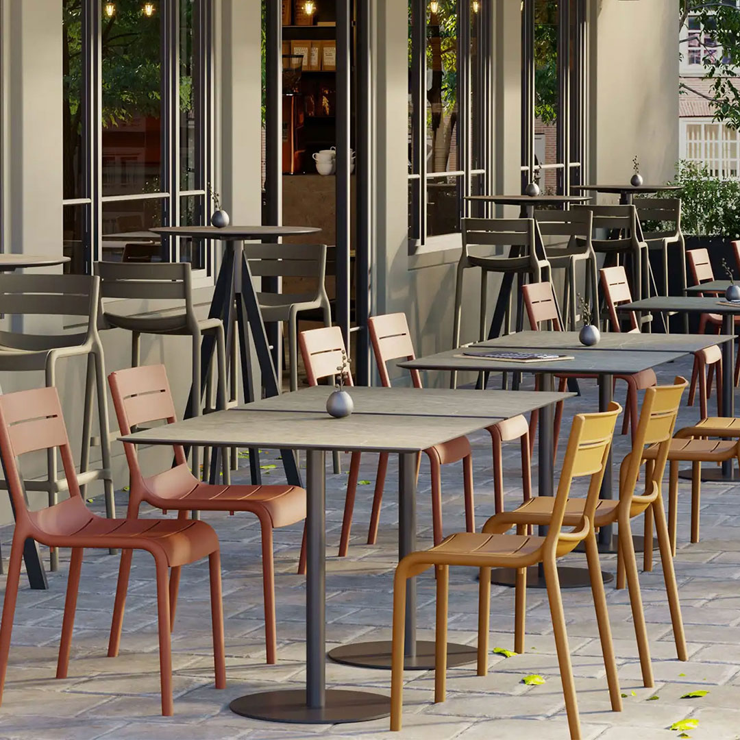 tables et chaises extérieures