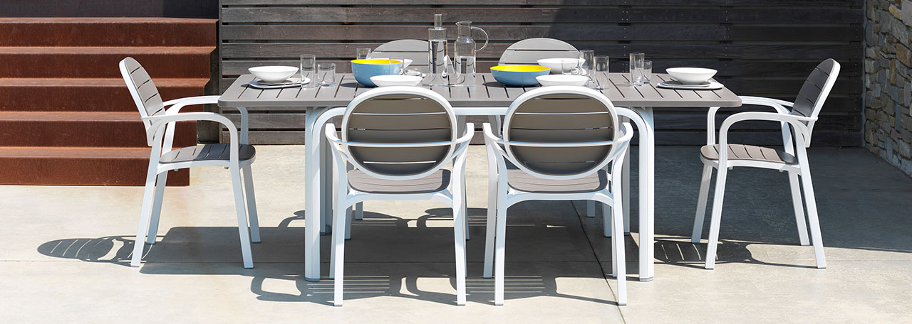 Table extérieure sur terrasse de restaurant