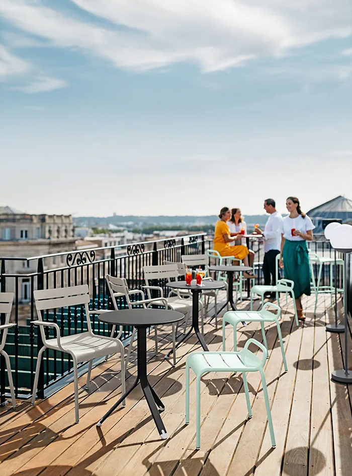 Tabourets exterieurs fermob sur terrasse d'un rooftop
